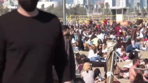 Cóctel perfecto de sol, playa y aglomeraciones sin distancia en la playa de la Barceloneta