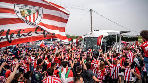 Aficionados se concentran ante las instalaciones de Lezama para arropar a la expedición del Athletic Club de Bilbao que parte este jueves hacia Sevilla para disputar el próximo sábado la final de la Copa del Rey en el estadio de La Cartuja. EFE/Javier 