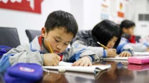 China prohíbe los exámenes escolares a niños de 6 y 7 años para aliviar la presión educativa