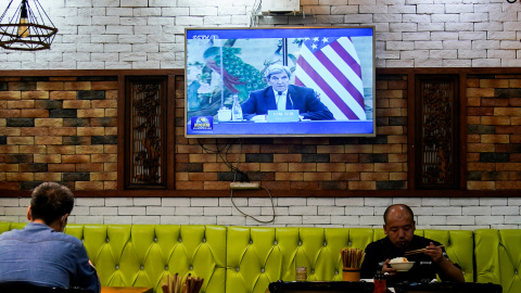 Una televisión en Shangai muestra en las noticias al estadounidense John Kerry en su visita a Tianjin.