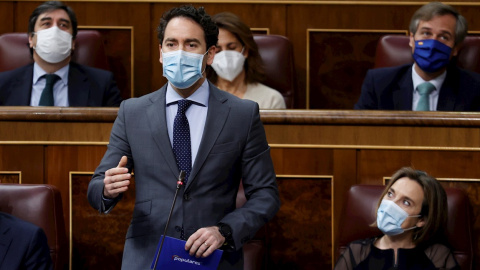 Imagen del secretario general del PP Teodoro García Egea junto a Cuca Gamarra, portavoz del partido, durante una sesión de control al Gobierno. - EFE