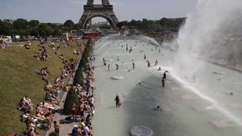 Gente bañándose en la fuente del Trocadero, a los pie de la Torre Eiffel en París. /AFP