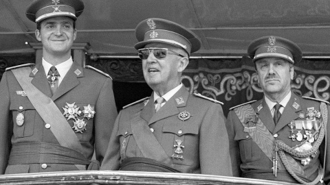 Juan Carlos de Borbón junto al dictador Francisco Franco. EFE