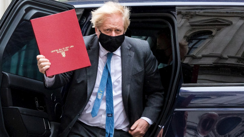 El primer ministro británico, Boris Johnson, regresa al número 10 de Downing Street tras asistir a la sesión de control al Gobierno en el Parlamento, este miércoles.