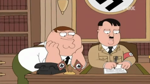 Peter Griffin mira con admiración a Adolf Hitler en 'Padre de familia'.