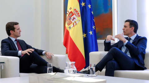 El presidente del Gobierno en funciones, Pedro Sánchez (d), durante la reunión que ha mantenido este lunes con el líder del PP, Pablo Casado, en el marco de la ronda de contactos con los principales partidos de la oposición para analizar la situación