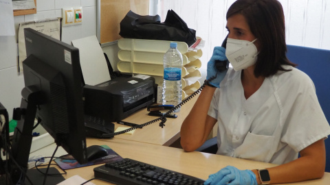 Una professional de l'atenció primària de l'ICS Girona atenent una consulta per telèfon.