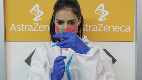 Una sanitaria prepara una dosis de la vacuna de AstraZeneca