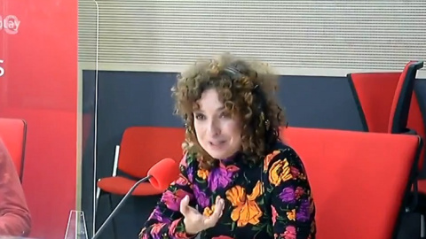 La colaboradora Virginia Riezu en 'Tarde lo que tarde', programa emitido por RNE.