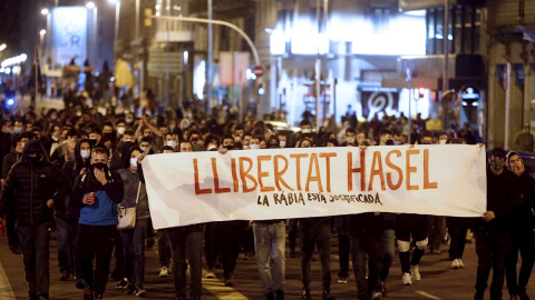 20/02/2021. Imagen recurso de manifestantes protestando por el encarcelamiento del rapero Pablo Hasél, en Barcelona. - EFE