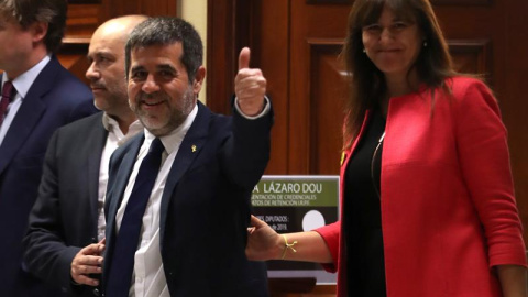 Jordi Sanchez. acompañado de su compañera de formación Laura Borras, a la salida del registro. - EFE