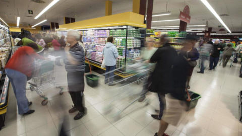 Clientes, en un supermercado. EFE