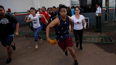 Migrantes se escapan del centro de detención Siglo XXI en Tapachula. - REUTERS / ANDRES MARTINEZ CASARES