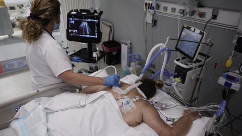 Una enfermera realiza una ecografía a una paciente en la UCI del Hospital Enfermera Isabel Zendal.