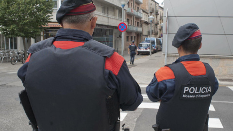 Dos agentes de los Mossos d'Esquadra. (Efe)