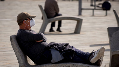 Un hombre toma el sol este miércoles en la playa de la Nova Icaria de Barcelona.