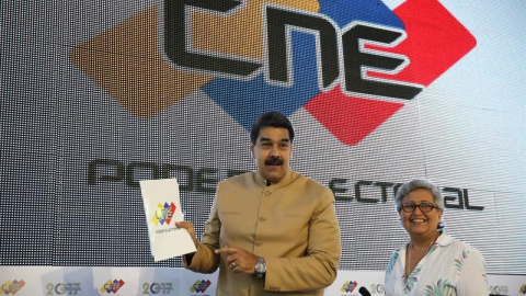 Fotografía cedida por la oficina de prensa del Palacio de Miraflores que muestra al presidente de Venezuela, Nicolás Maduro, junto a la presidenta del Consejo Nacional Electoral (CNE), Tibisay Lucena.- EFE/PRENSA MIRAFLORES