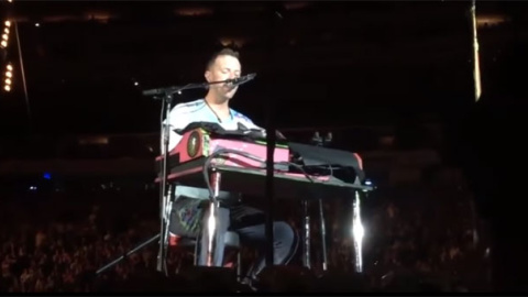 Uno de los momentos en los que Chris Martin interpreta 'Crawling' en homenaje a Chester Bennington. YOUTUBE