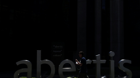 El logo de Abertis en el exterior de su sede en Madrid. REUTERS/Susana Vera