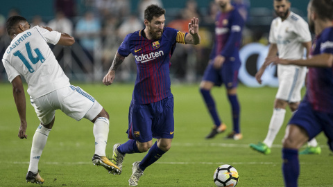 Messi durante sortea una entrada Casemiro en el primer clásico de la temporada en Miami. EFE/Edu Bayer