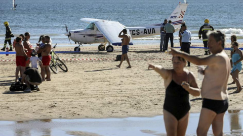 Dos bañistas mueren en una playa de Lisboa tras ser arrollados por una avioneta. EFE