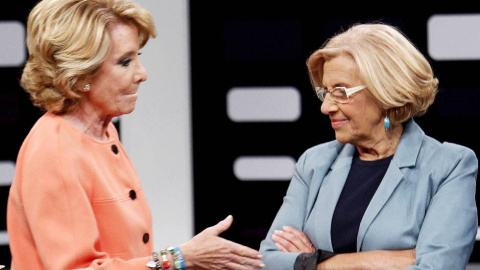 Esperanza Aguirre y Manuela Carmena al principio del debate organizado por Telemadrid en 2015. 
