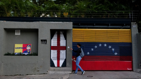 Una personas camina junto a a casa del opositor venezolano Leopoldo López, detenido de nuevo esta madrugada.-  REUTERS/Carlos Garcia Rawlins