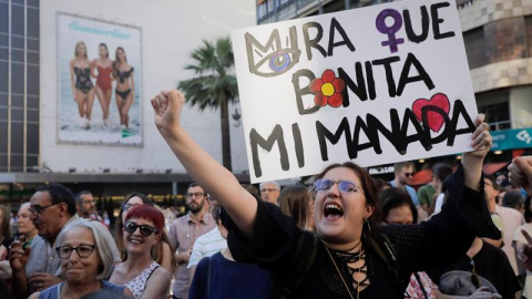 Una joven protesta durante una concentración contra la puesta en libertad provisional de los cinco condenados de La Manada. EFE/Kai Försterling/Archivo