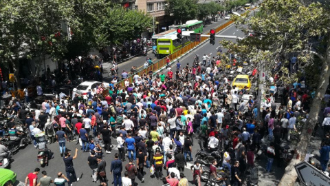 Decenas de iraníes protestan este lunes en Teherán. - AFP / ATTA KENARE