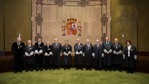 Los magistrador del Tribunal Constitucional, de derecha a izquierda: María Luisa Balaguer Callejón, Ricardo Enríquez Sancho, Antonio Narváez Rodríguez, Juan Antonio Xiol Rios, Juan José González Rivas, Andrés Ollero Tassara, Encarnación Roca Trí