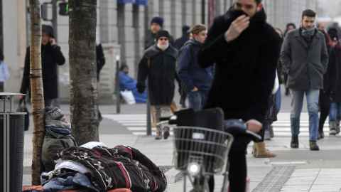 Una persona sin hogar dormita en la calle, en una imagen de archivo. AFP