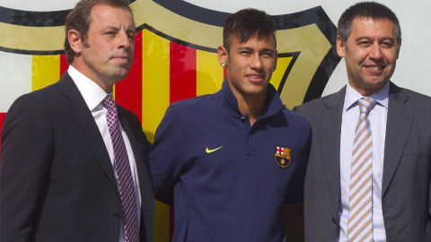 Bartomeu y Rosell rodean a Neymar en el día de su presentación.