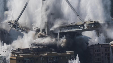 Demolición del puente Morandi en Génova, Italia, este viernes. EFE