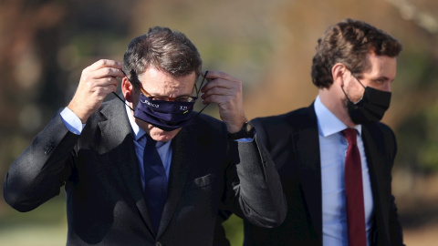 Pablo Casado y el presidente de la Xunta, Alberto Núñez Feijóo, durante su participación en la junta directiva provincial del partido en A Coruña. - Cabalar / EFE