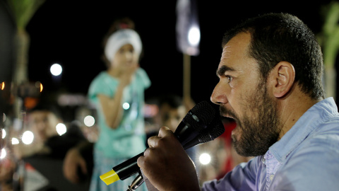 Nasser Zefzafi, líder del movimiento activista y social Hirak dando un discurso en el Rif marroquí. / Reuters