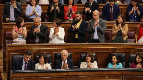 La bancada socialista aplaude durante el pleno del Congreso ante el que comparece el jefe del Ejecutivo, Pedro Sánchez, para informar, con carácter previo, del próximo Consejo Europeo que tendrá lugar a finales de esta semana en Bruselas. EFE/Balleste