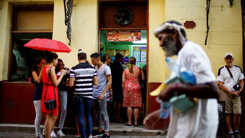 Gente pasa alrededor de un restaurante privado en La Habana, Cuba /REUTERS (Alexandre Meneghini)