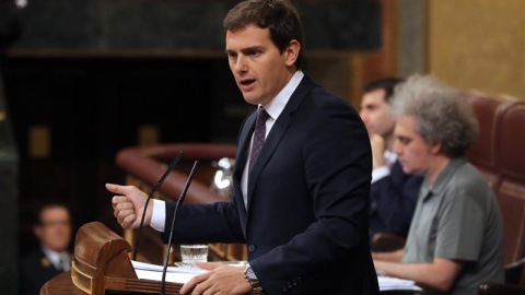 El líder de Ciudadanos, Albert Rivera, durante su intervención en el pleno del Congreso ante el que comparece hoy el jefe del Ejecutivo, Pedro Sánchez, para informar de la posición que trasladará al primer Consejo Europeo al que asiste como jefe del 