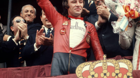 Ángel Nieto celebrando el título de Campeón del Mundo en 1972. / EFE