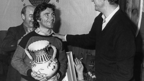 Ángel Nieto junto al Rey Juan Carlos al recibir el trofeo de la Asociación de Periodistas Españoles Deportivos en 1979. / EFE