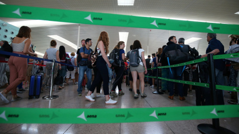 Largas colas de pasajeros en los controles de seguridad del aeropuerto de Barcelona-El Prat, en la primera jornada de paros de los trabajadores de Eulen, encargada de este servicio. REUTERS/Albert Gea