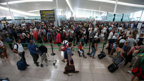 Largas colas de pasajeros en los controles de seguridad del aeropuerto de Barcelona-El Prat, en la primera jornada de paros de los trabajadores de Eulen, encargada de este servicio. REUTERS/Albert Gea