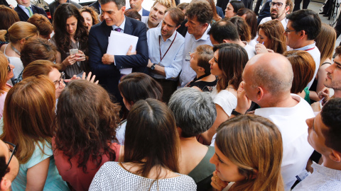 El presidente del Gobierno, Pedro Sánchez, conversa con los periodistas en el patio del Congreso de los Diputados, tras la sesión de control. INMA MESA