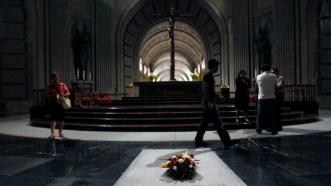 Varias personas pasan por delante de la tumba del dictador Francisco Franco en el altar mayor de la Básilica del Valle de los Caídos. REUTERS/Andrea Comas