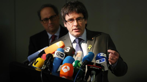 Carles Puigdemont da una rueda de prensa en presencia de su sucesor, el recién elegido presidente de la Generalitat de Catalunya, Quim Torra (i), en Berlín (Alemania). / EFE