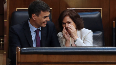 El presidente del Gobierno, Pedro Sánchez,  conversa con la vicepresidenta, Carmen Calvo. EFE/Ballesteros