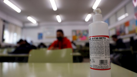 24/10/2020 - Detalle del gel hidroalcohólico dejado a disposición de los alumnos en un aula del IES Gaspar Melchor de Jovellanos en Fuenlabrada (Madrid).