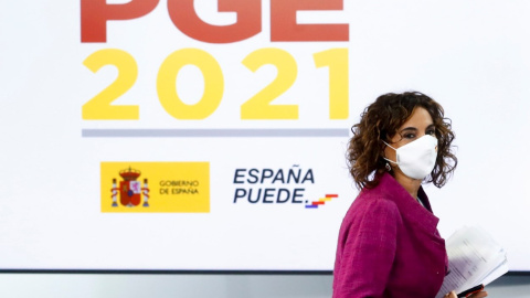 La ministra de Hacienda, María Jesús Montero durante la rueda de prensa tras el Consejo de Ministros celebrada en el Palacio de la Moncloa este martes tras la aprobación del proyecto de Ley de Presupuestos Generales del Estado de 2021. EFE/Ballesteros