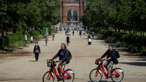 Gente paseando por el parque de la Ciutadella de Barcelona este miércoles en que el departamento de Salud de la Generalitat de Cataluña vigila los datos epidemiológicos de Barcelona y su área para ver si puede avsnzar en la desescalada y hacerla unifo