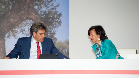 La presidenta del Banco Santander, Ana Botín, conversa con el consejero delegado, José Antonio Álvarez, durante la junta de accionistas de la entidad.